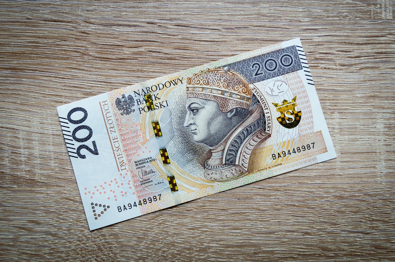 A média nacional está próxima de 9.000 zlotys. Mas a maioria dos poloneses ganha muito menos. A realidade simplesmente não é o que parece.